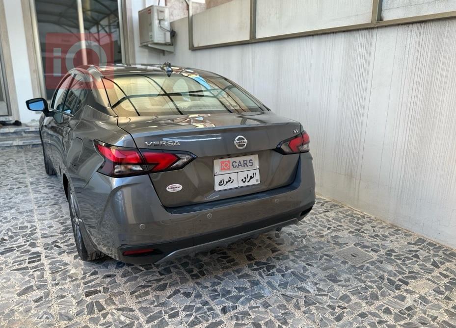 نيسان فيرسا